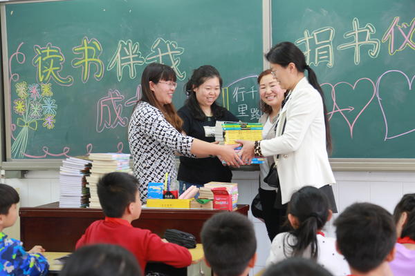四三班家长为班级图书角捐赠图书
